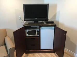 Decoración personalizada, muebles diferentes, escritorio y wifi gratis 