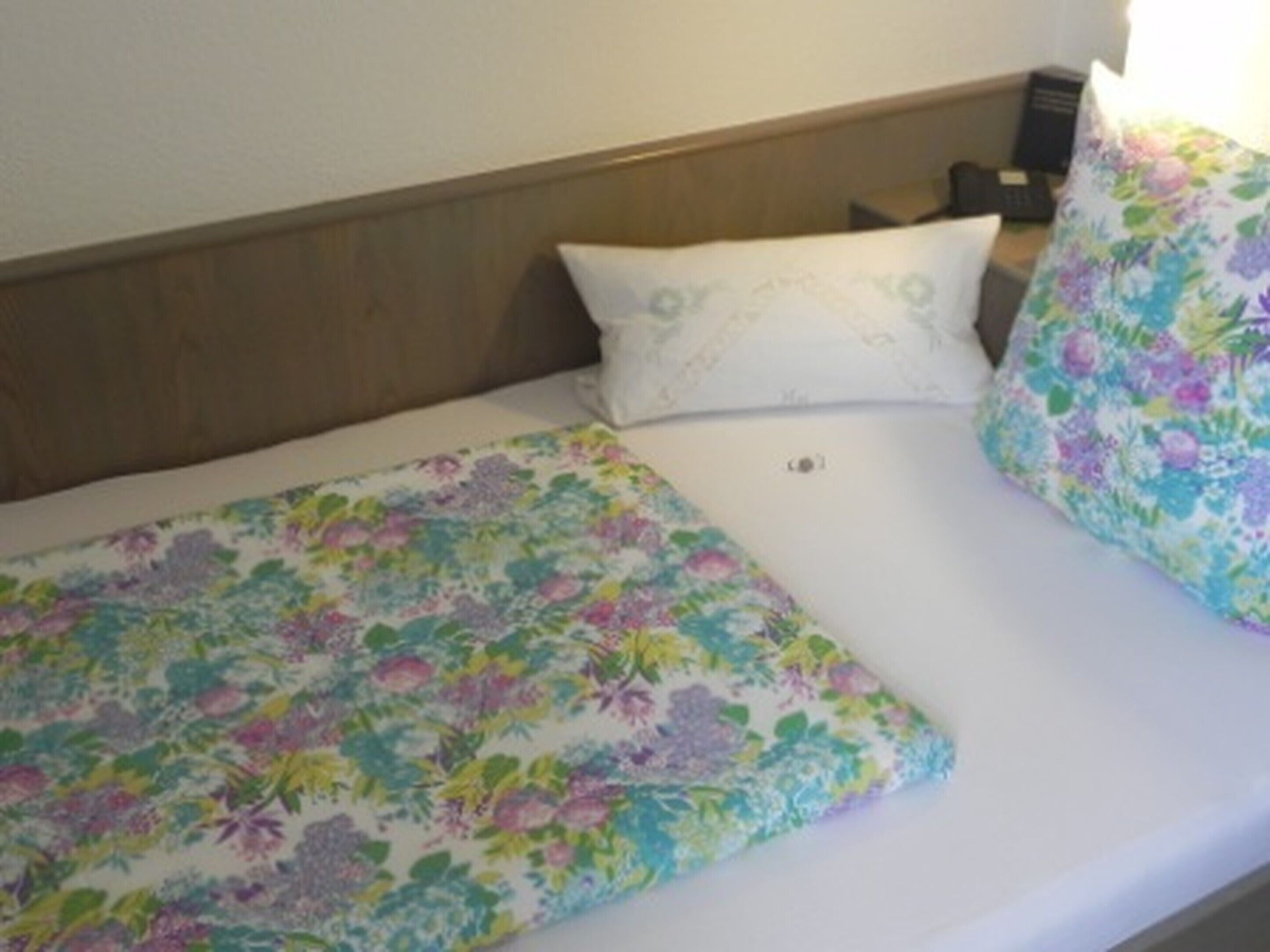 single room | hypo-allergenic bedding, minibar, desk, iron/ironing board