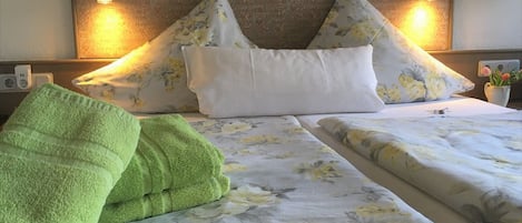 Trippelrum | SÀngtillbehör av högsta kvalitet, duntÀcken, minibar och skrivbord