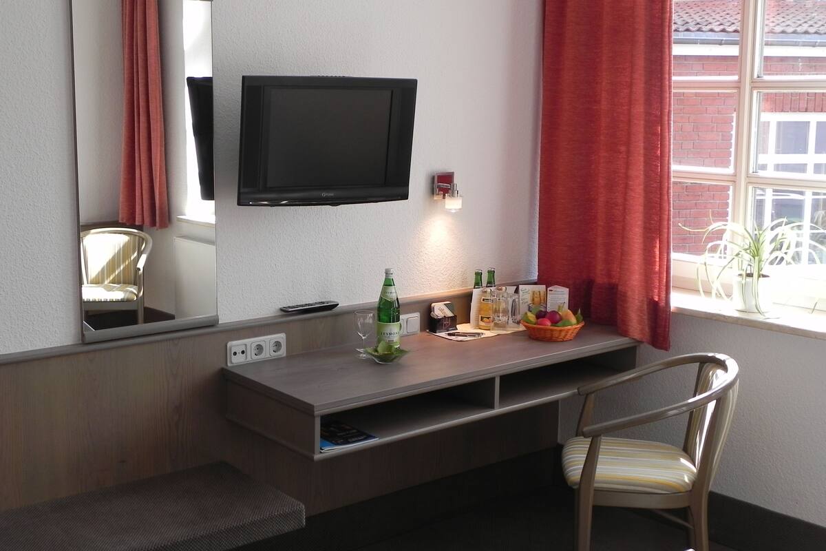 24-inch flat-screen tv with cable channels, tv, dvd player