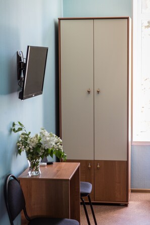 Kolmen hengen standard-huone | Huoneen varustelu