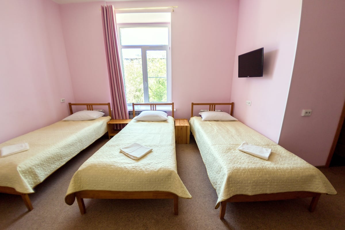 Standard-Vierbettzimmer | Schreibtisch, Verdunkelungsvorhänge, Bügeleisen/Bügelbrett