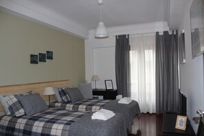 Kamar Double Deluks, balkon | Setrika/meja setrika dan tempat tidur bayi (biaya tambahan)