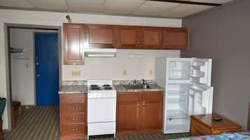 Room, 1 Queen Bed, Non Smoking, Kitchenette | Private kitchen | Mini-fridge, microwave