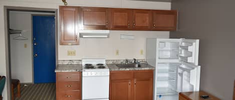 Room, 1 Queen Bed, Non Smoking, Kitchenette | Private kitchen | Mini-fridge, microwave