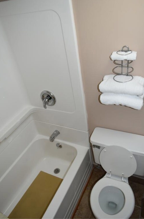 Combined shower/tub, free toiletries, towels - Countryside Inn (Hillsboro)