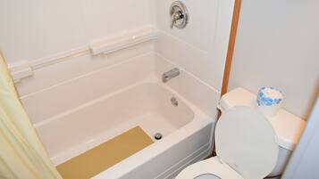Combined shower/tub, free toiletries, towels