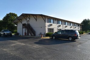 Free self parking - Countryside Inn (Hillsboro)