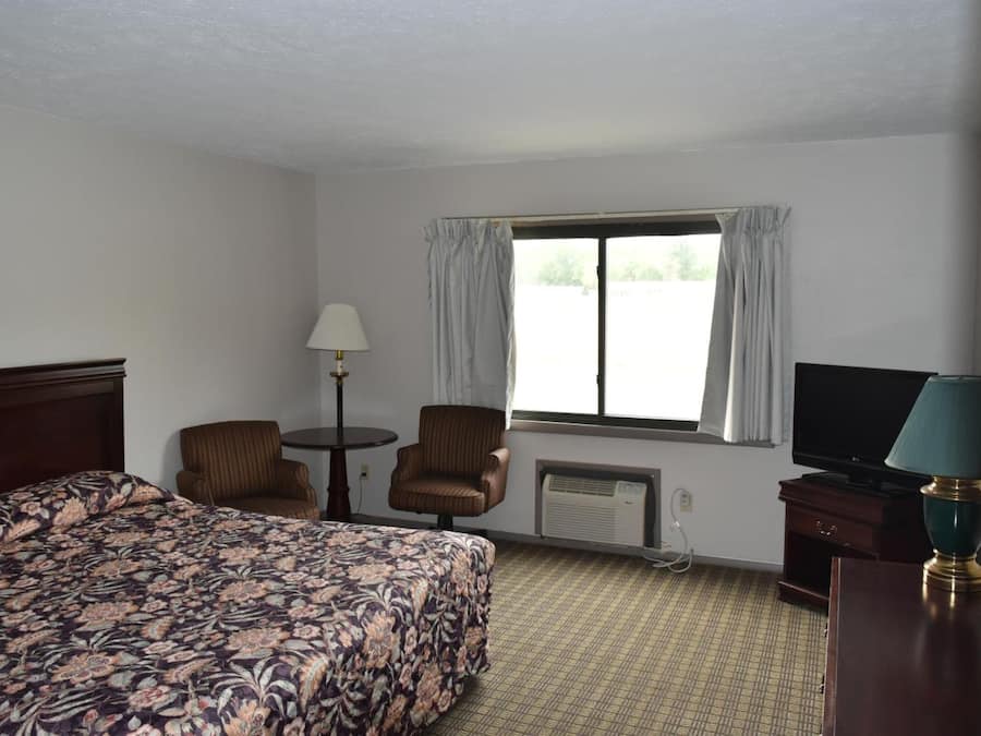 Blackout curtains, free WiFi, bed sheets