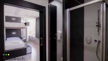 Een douche, handdoeken