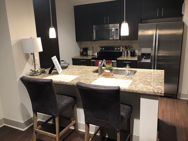 Luxury Apartment, 1 Bedroom, Non Smoking, City View | Private kitchenette | Full-sized fridge, microwave, oven, stovetop - New World Stay (McLean)