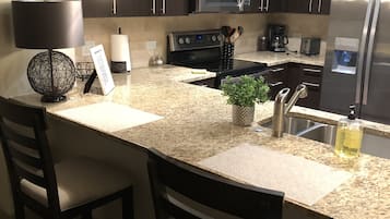 Appartement Deluxe, 1 chambre, vue ville | Cuisine privée | Grand réfrigérateur, micro-ondes dans l'espace commun, four