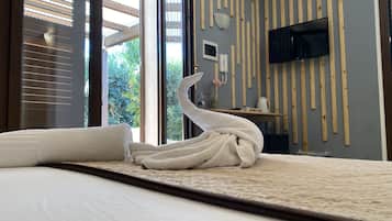Habitación triple Confort | 3 habitaciones, decoración personalizada y escritorio
