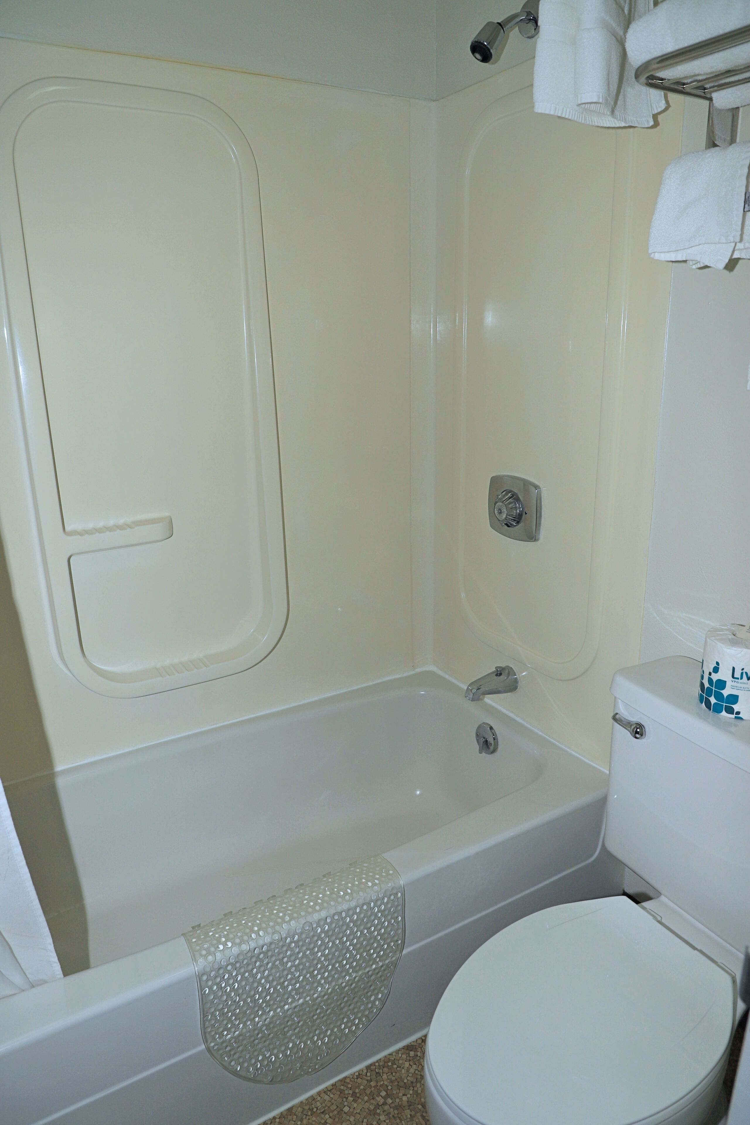 combined shower/bathtub, towels