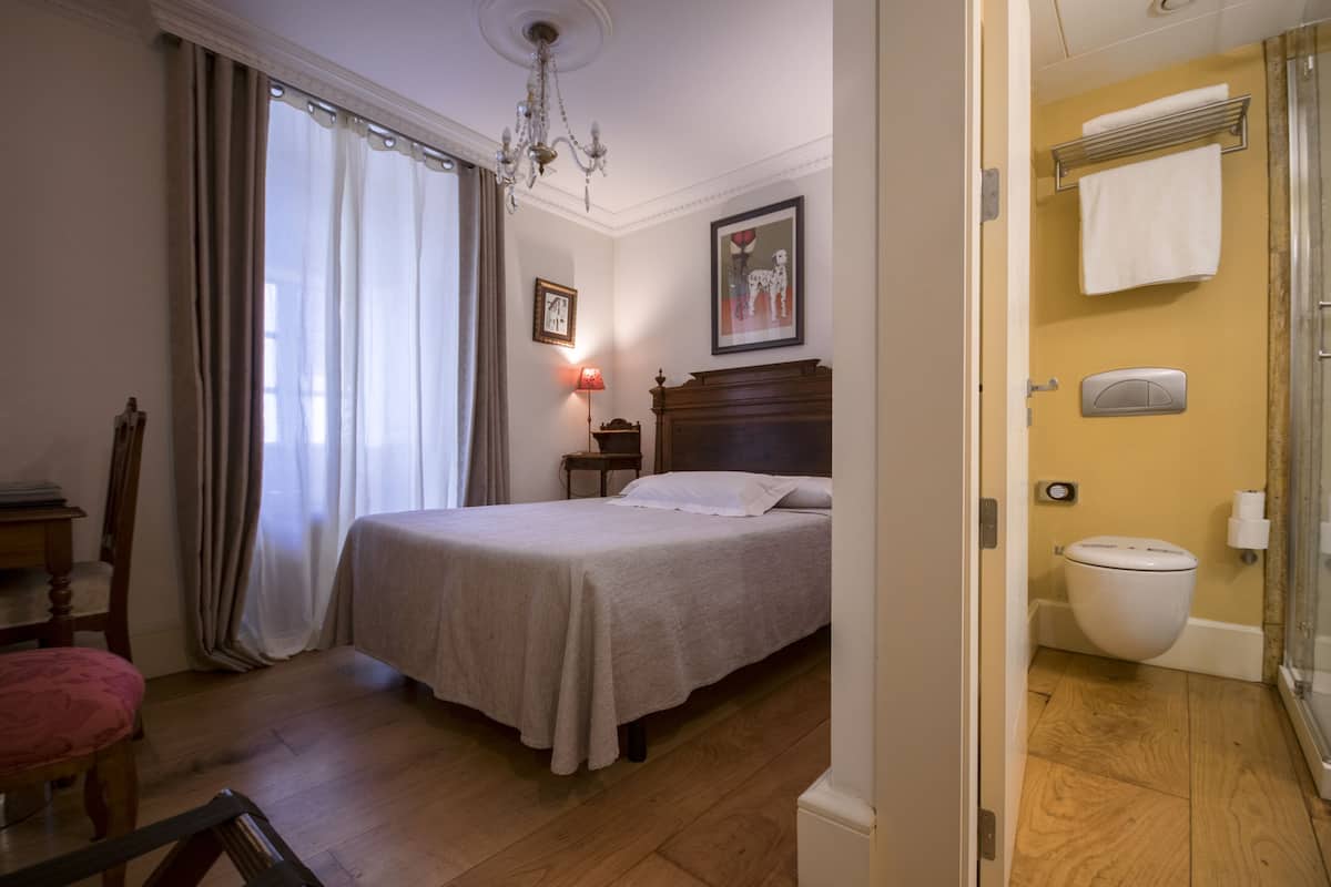 Minibar, coffres-forts dans les chambres, bureau, rideaux occultants