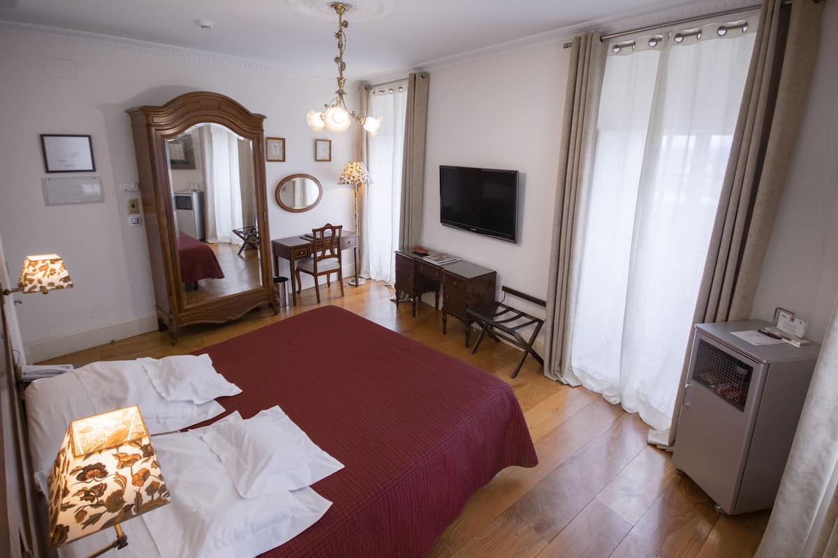 Minibar, coffres-forts dans les chambres, bureau, rideaux occultants
