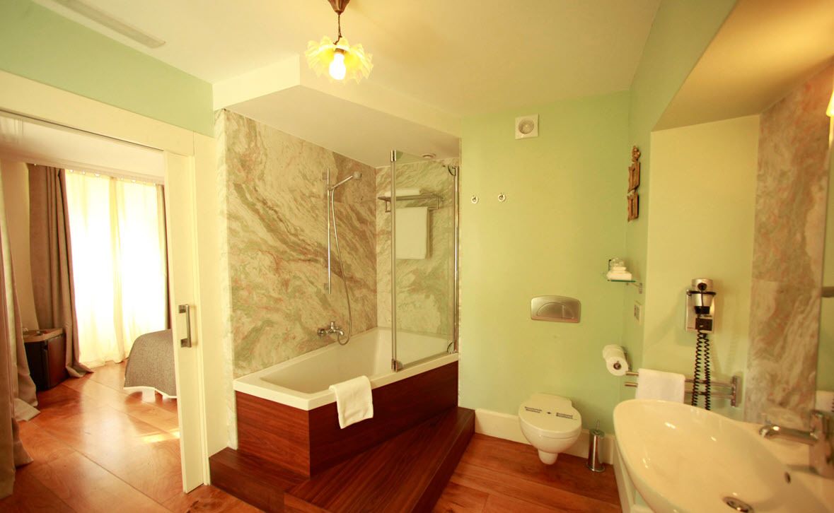 superior double room | bathroom | free toiletries, hair dryer, bathrobes, bidet