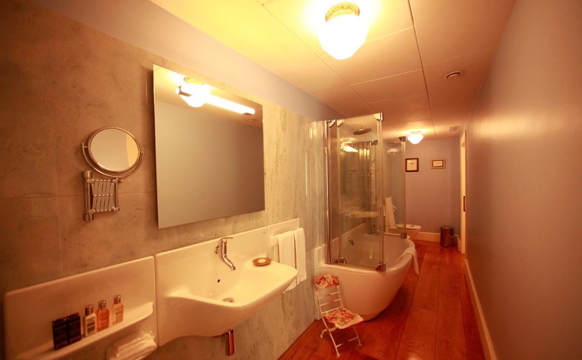 standard double room | bathroom | free toiletries, hair dryer, bathrobes, bidet