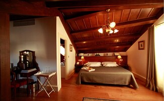 Suite | Minibar, caja fuerte, escritorio y cortinas opacas