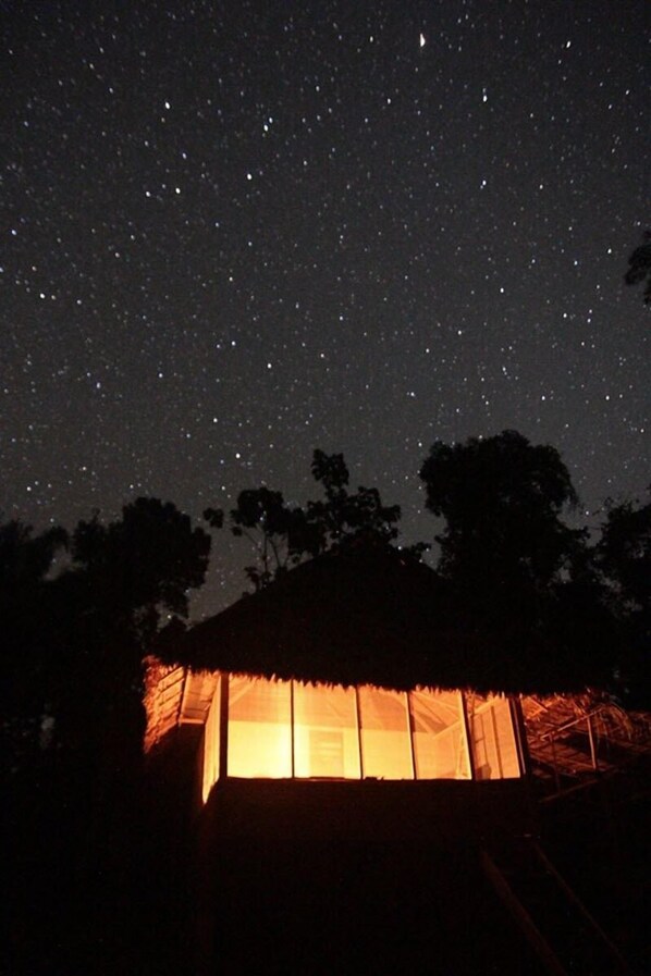 Fassade der Unterkunft – Abend/Nacht