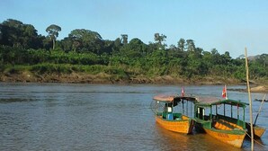 Un río con dos barcos amarrados a la orilla.