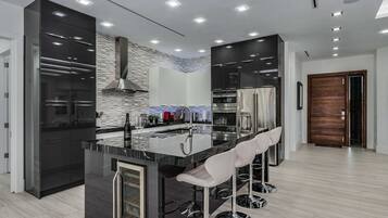 Full-sized fridge, microwave, oven, stovetop