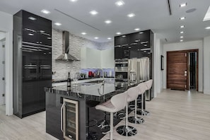 Täysikokoinen jääkaappi, mikroaaltouuni, uuni, liesi