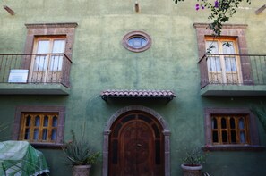 Outdoor dining - Colonial Style House (San Miguel de Allende)