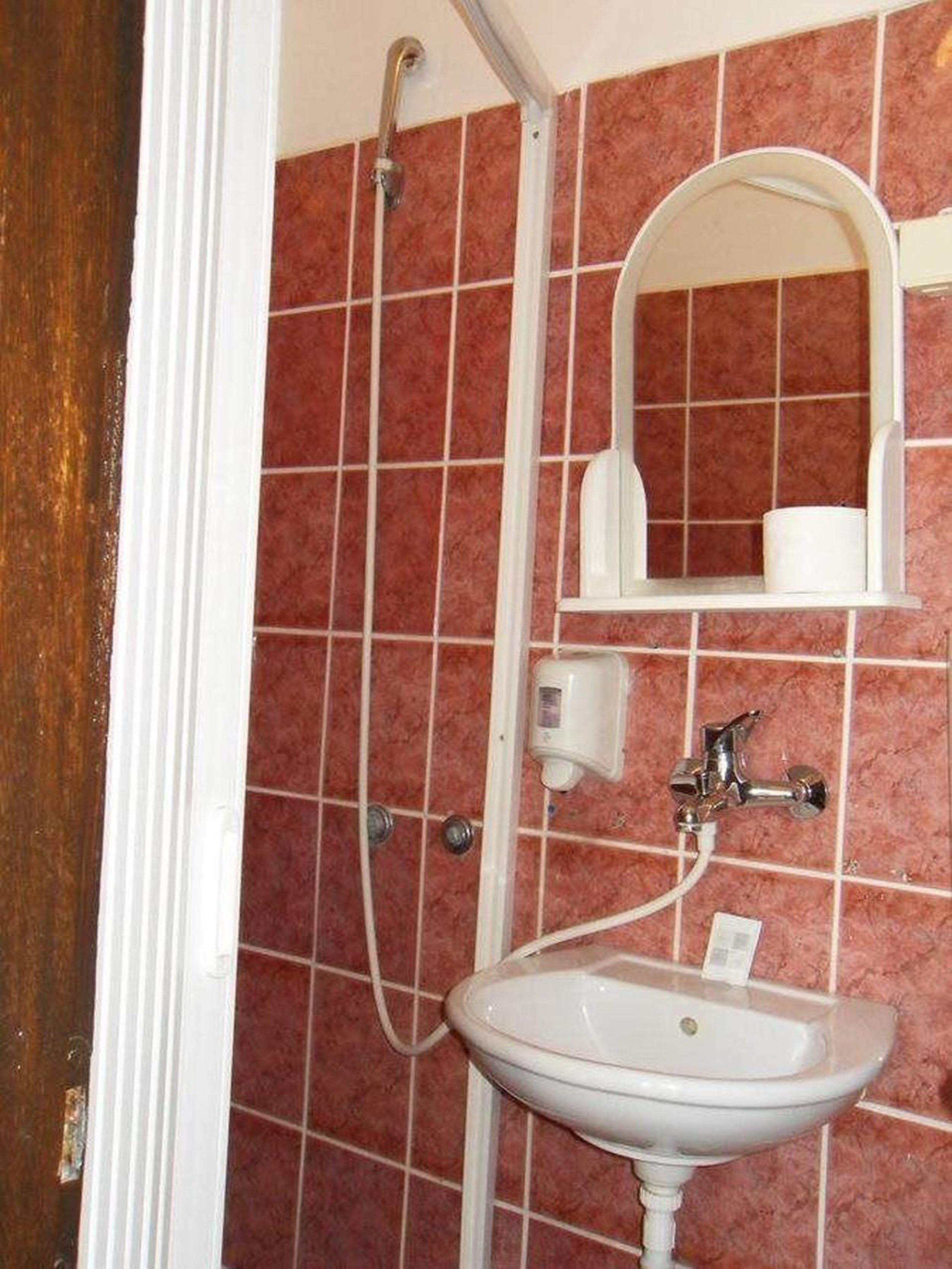 combined shower/bathtub, free toiletries, hair dryer