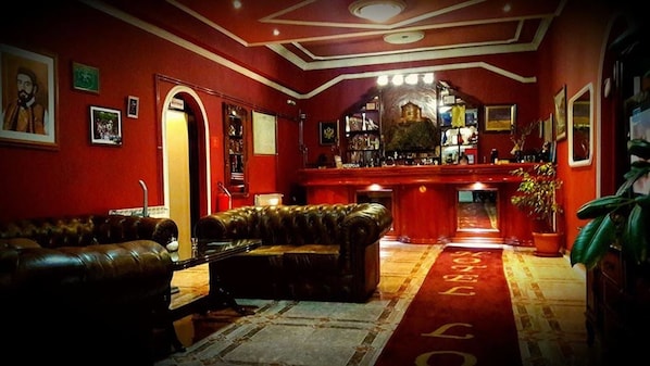 Lobby sitting area - Hotel Lovcen (Podgorica)