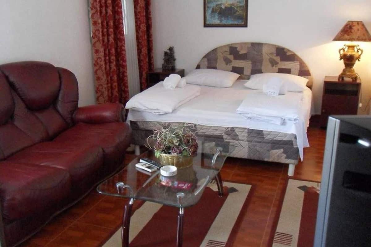 double room | premium bedding, minibar, in-room safe, desk