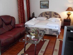 Ropa de cama de alta calidad y minibar 