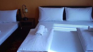 Chambre triple | Literie de qualité, minibar, coffre-fort, bureau