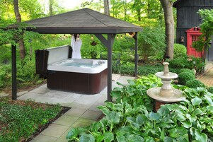 Bañera de hidromasaje al aire libre