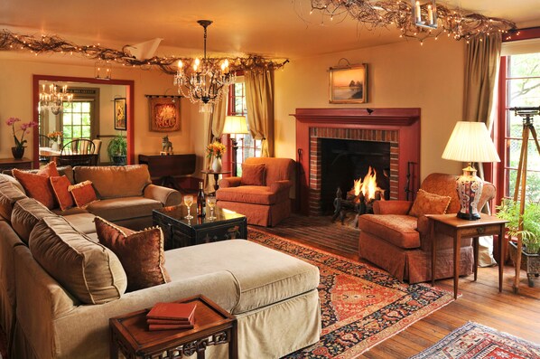 24-Zoll-LED-Fernseher mit Kabelempfang, Fernseher, Kamin