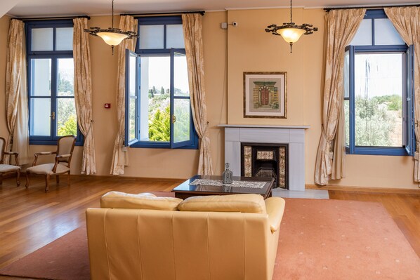 Lobby - Sourediko  (Chios)