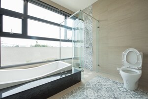 Quarto casal standard, banheira | Banheiro | Produtos de toalete grátis, secador de cabelo, chinelos 