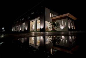 Fachada de la propiedad por la tarde o noche