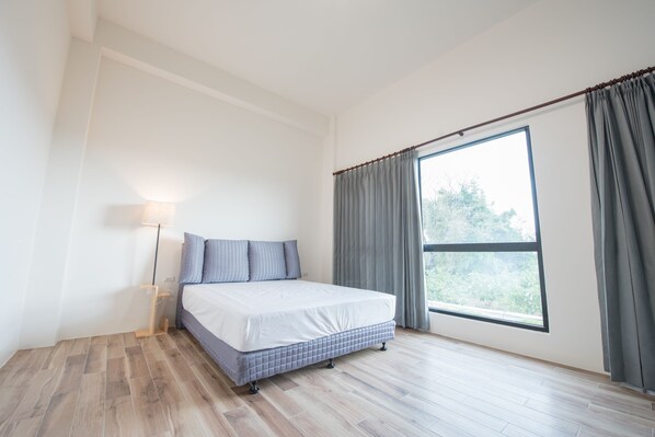 Standard Double Room | Premium bedding, desk, blackout drapes, WiFi - Here is BNB (Zhongpu)