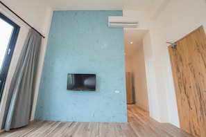 Standard Double Room | Premium bedding, desk, blackout drapes, WiFi - Here is BNB (Zhongpu)