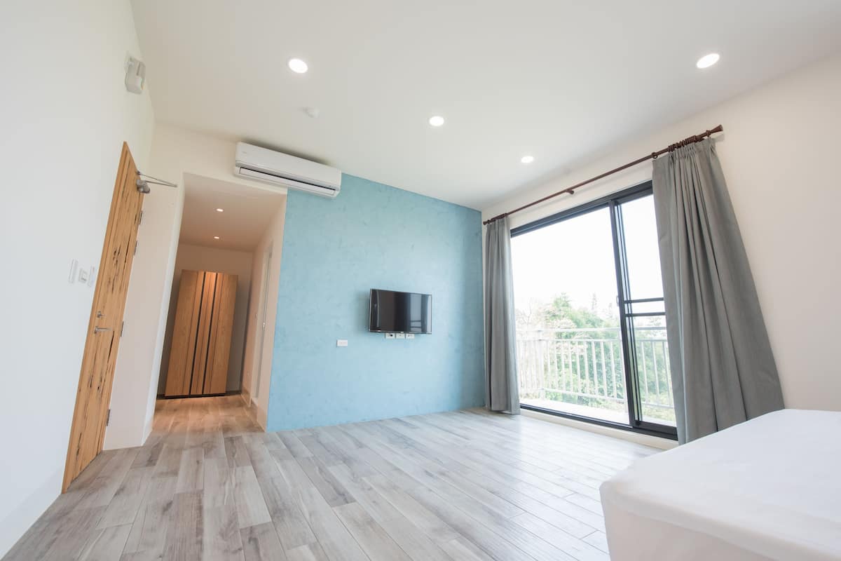 Ropa de cama de alta calidad, escritorio, cortinas blackout y wifi 