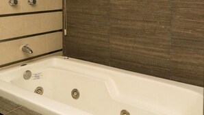 Executive Suite, Bathtub | Bathroom | Towels - Hotel Puesta de Sol calle cuba (Campeche)
