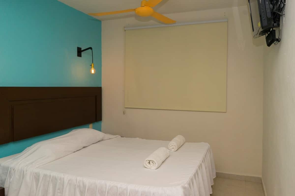 Suite ejecutiva, tina | Caja de seguridad en la habitación, wifi gratis y ropa de cama 