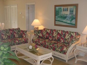 TV, DVD player, books, stereo - Relax in Cayman Casual style. Modern convenience in a quiet beachfront setting. (Rum Point/Cayman Kai)