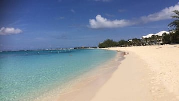 Una spiaggia nelle vicinanze, ombrelloni