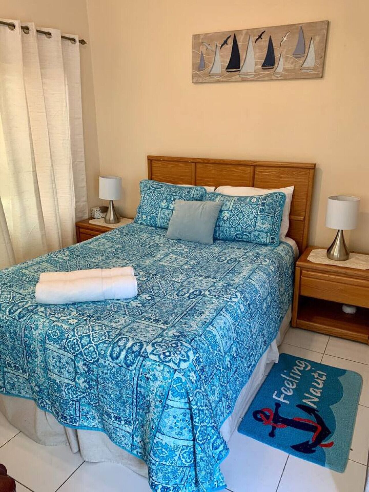 1 dormitorio, escritorio, tabla de planchar con plancha y cuna de viaje