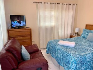 1 habitación, escritorio, tabla de planchar con plancha y cuna de viaje 