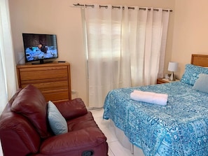 1 habitación, escritorio, tabla de planchar con plancha y cuna de viaje