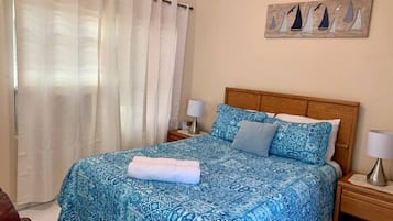 1 habitación, escritorio, tabla de planchar con plancha y cuna de viaje