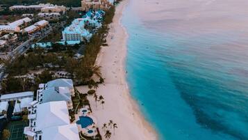 Plage à proximité, parasols